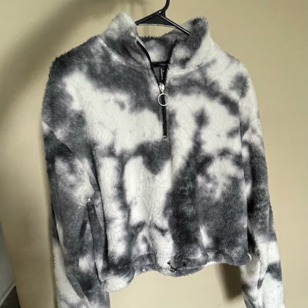 GREY & WHITE FLUFFY CROP TOP